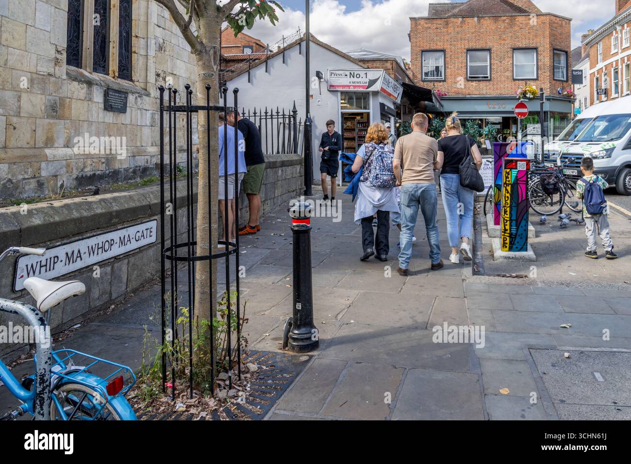 Turisti e abitanti del posto sulla Whip-ma-Whop-ma-Gate di York, in Inghilterra, una delle strade più brevi della Gran Bretagna, conosciuta per il suo nome eccentrico e il suo fascino culturale. Foto Stock