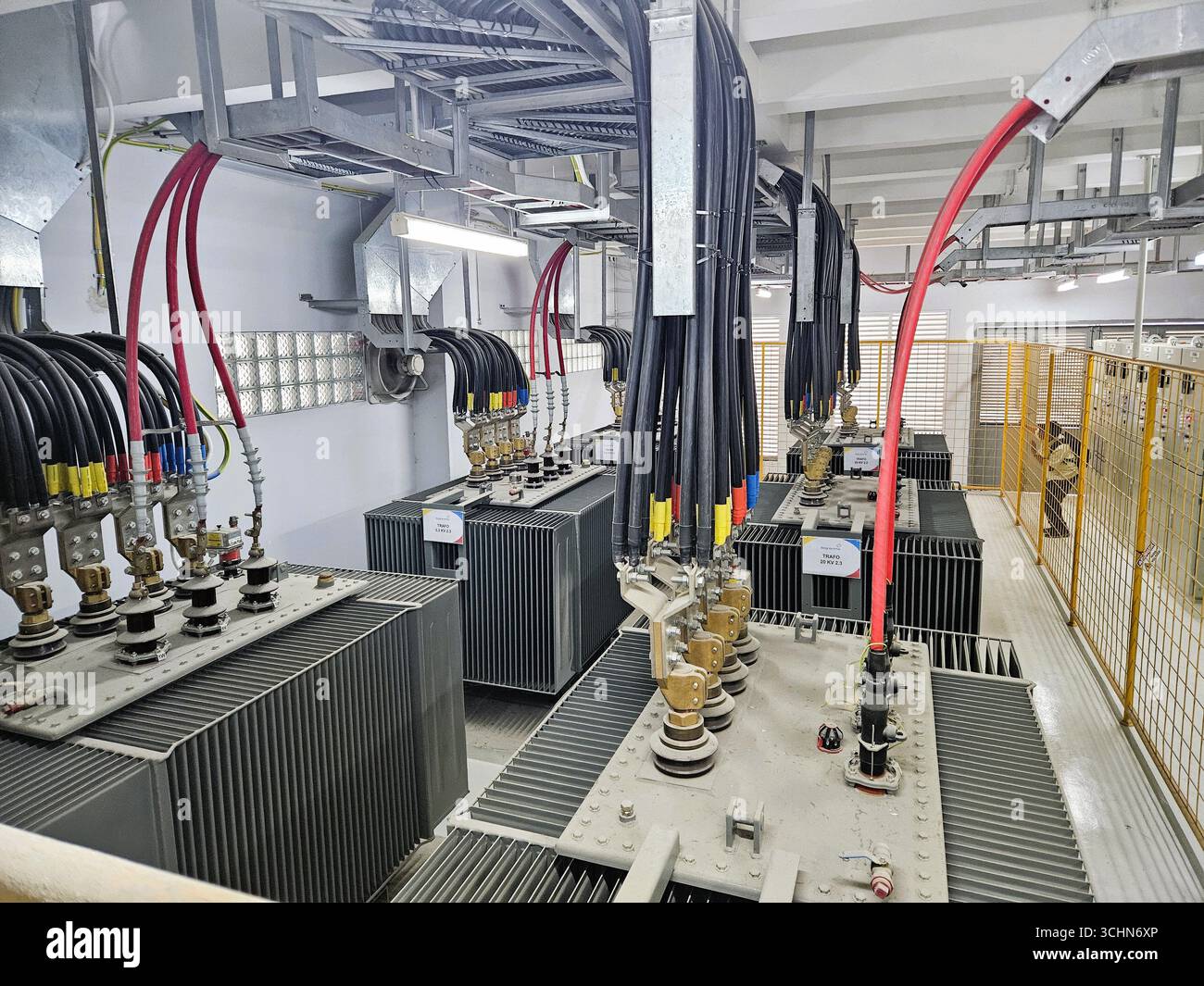 Trasformatore elettrico in un locale di pubblica utilità con più cavi e collegamenti di alimentazione. Bandung, Indonesia - 17 gennaio 2024 - Immagine stock catturata con smartphone