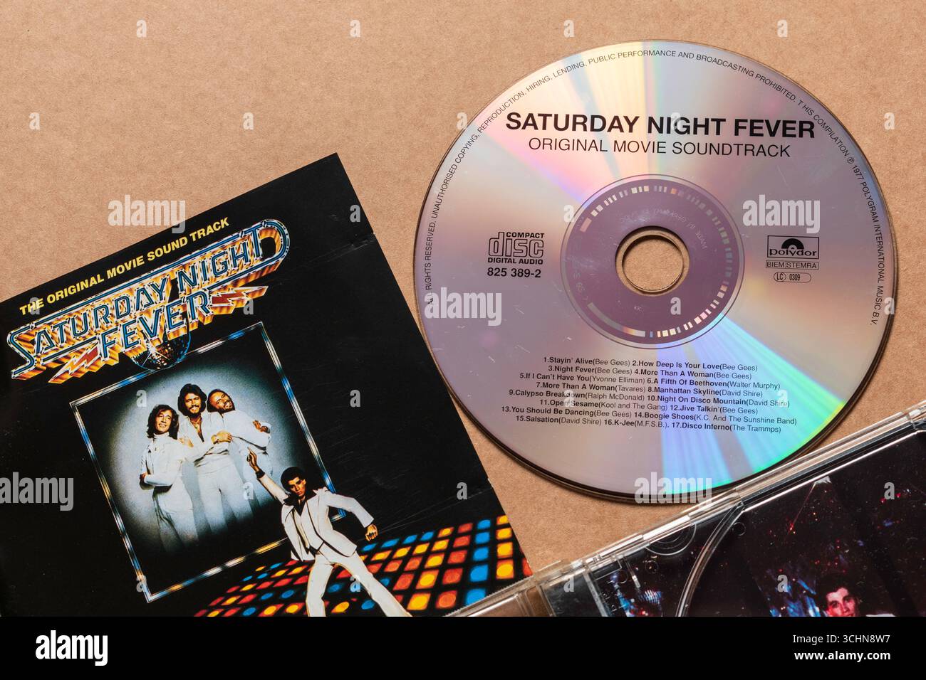 Colonna sonora originale del film "Saturday Night Fever" con CD isolato su sfondo bianco chiaro Foto Stock
