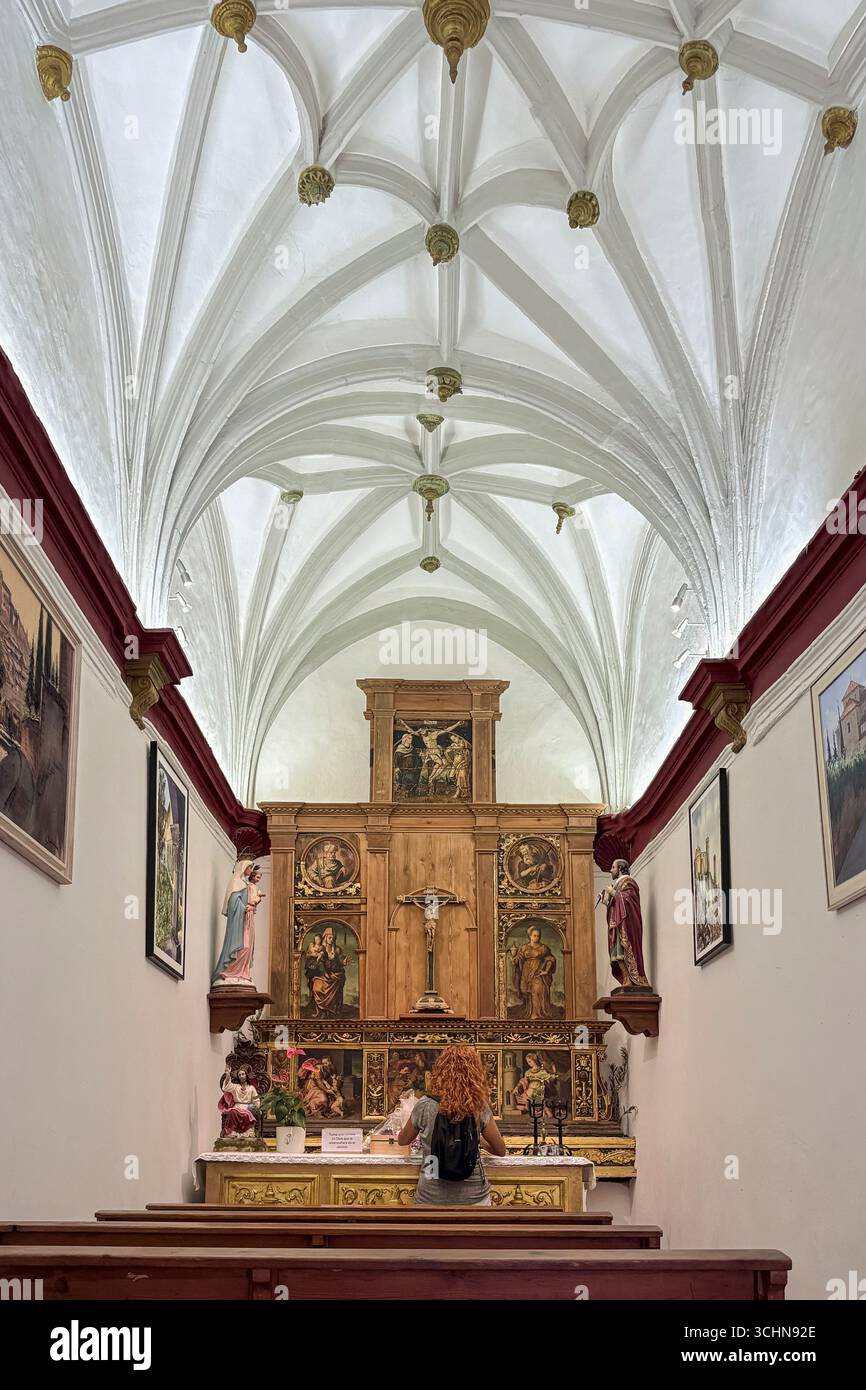 Alquézar, Spagna, 28 agosto 2025: Un sussurro sotto la volta: Dove la luce incontra la riflessione Foto Stock