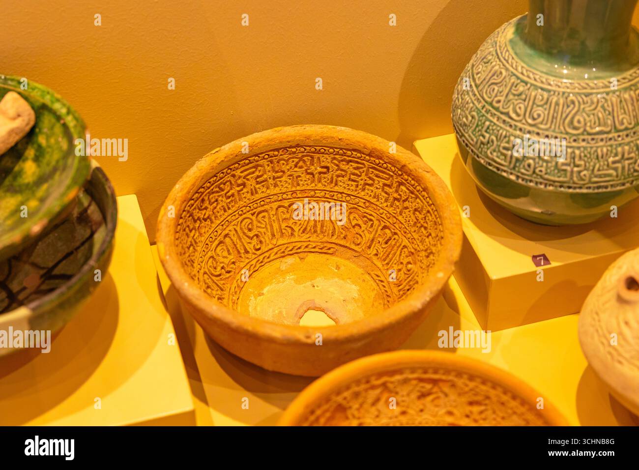 Manufatti in ceramica esposti nel Museo Mardin. Mardin Turchia - 6.27.2025 Foto Stock