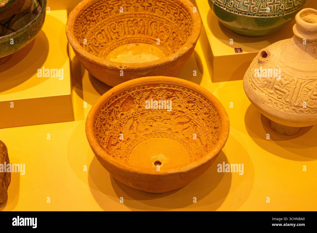 Manufatti in ceramica del Museo Mardin. Mardin Turchia - 6.27.2025 Foto Stock