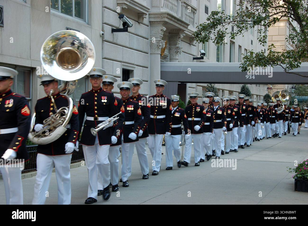 La banda di marcia del corpo dei Marines degli Stati Uniti in uniforme si esibisce durante la Columbus Day Parade a New York City, allineata lungo una strada della città Foto Stock
