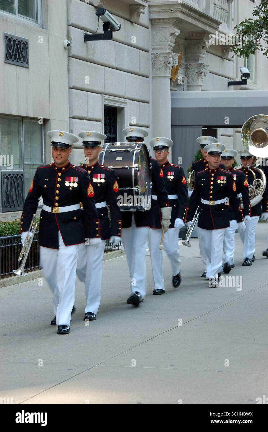 La banda di marcia del corpo dei Marines degli Stati Uniti in uniforme si esibisce durante la Columbus Day Parade a New York City, allineata lungo una strada della città Foto Stock