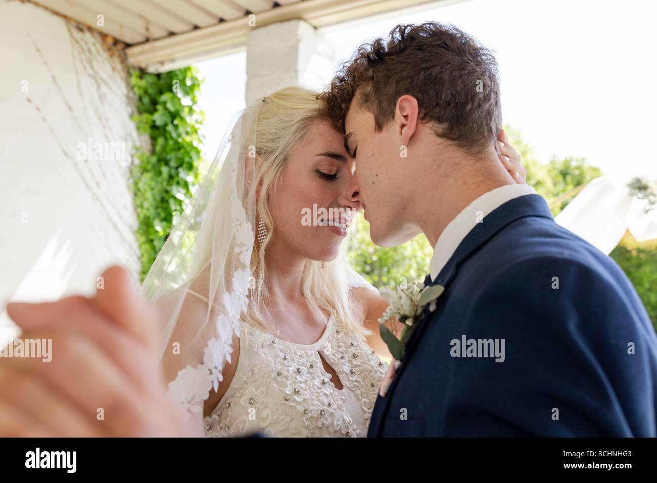 Gli sposi e gli sposi condividono momenti romantici durante la danza di nozze all'aperto Foto Stock