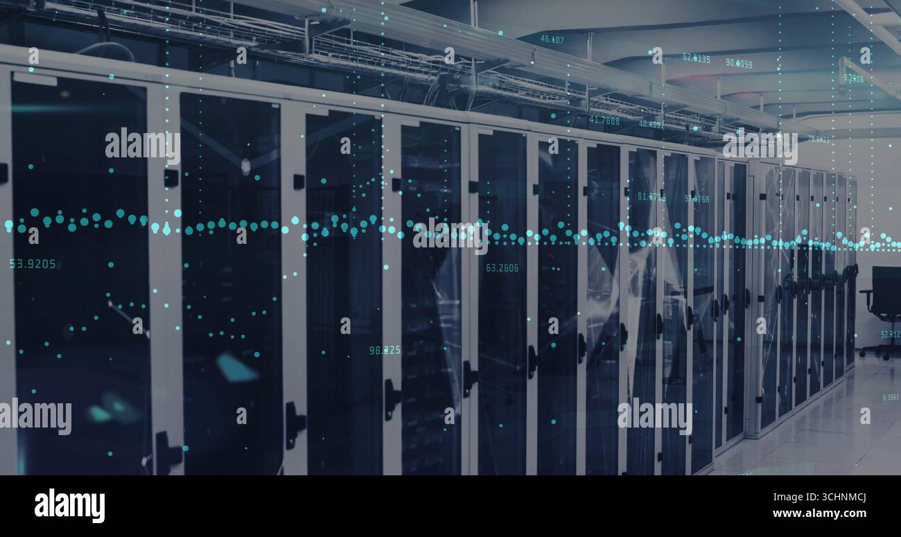 Sovrapposizione dei dati in streaming che galleggia attraverso il corridoio del data center, con armadietti per server e supporti per cavi Foto Stock