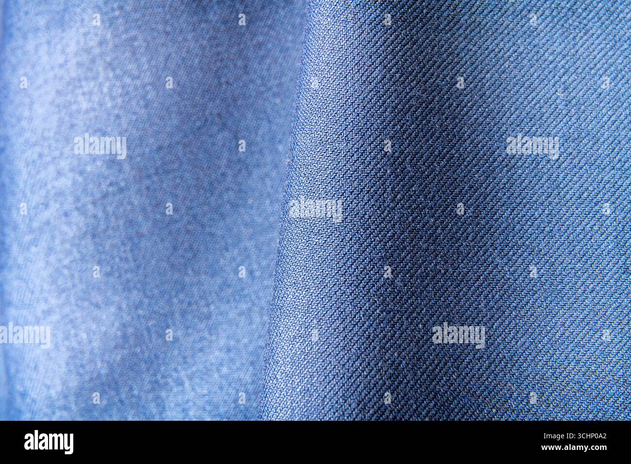 Primo piano in tessuto blu con trama uniforme e ombre chiare che mostrano la texture dettagliata della superficie per tessuti e temi di design Foto Stock Primo piano in tessuto blu con trama uniforme e ombre chiare che mostrano la texture dettagliata della superficie per tessuti e temi di design Foto Stock