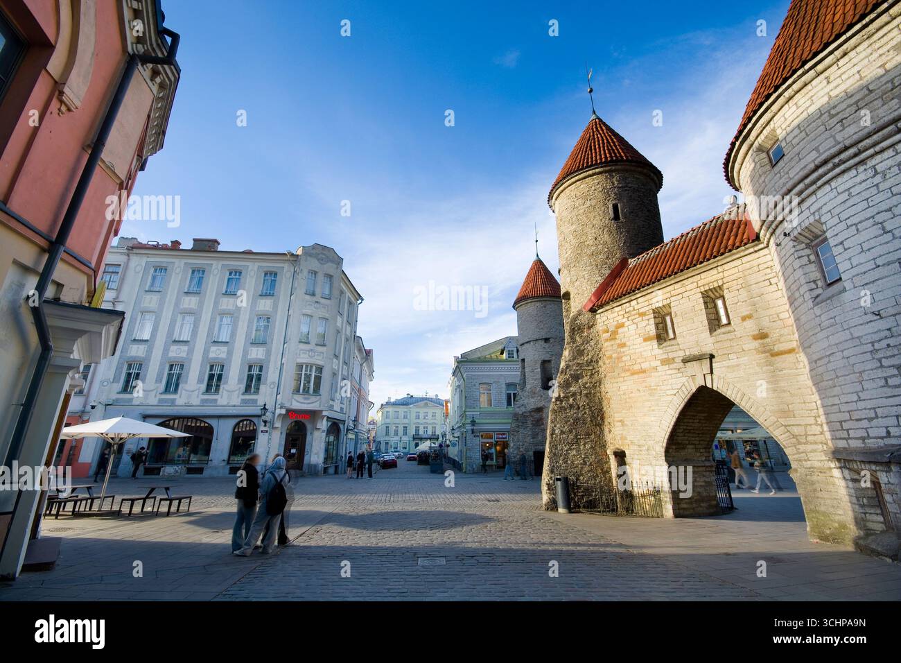 Porta Viru - affascinante e iconico ingresso alla città vecchia medievale di Tallinn, l'Estonia Foto Stock