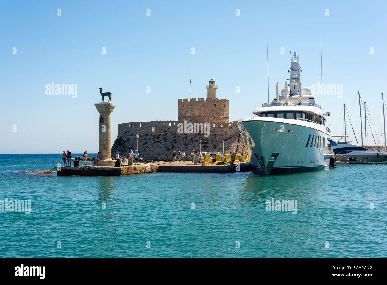Colosso di Rodi, statua di Doe e superyacht, Rodi, Rodi, Grecia Foto Stock