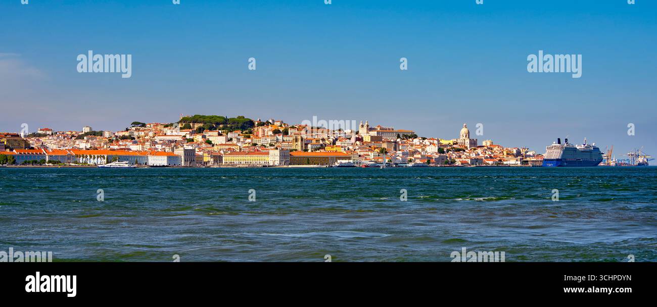 Stadtbild von Lissabon, Portogallo, mit Prac do Comércio, Tejo, sé-Kathedrale und São Jorge-Burg auf dem Hügel. Farbenfrohe Stadtansicht. Foto Stock
