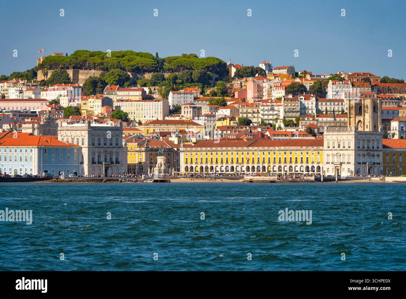 Stadtbild von Lissabon, Portogallo, mit Prac do Comércio, Tejo, sé-Kathedrale und São Jorge-Burg auf dem Hügel. Farbenfrohe Stadtansicht. Foto Stock