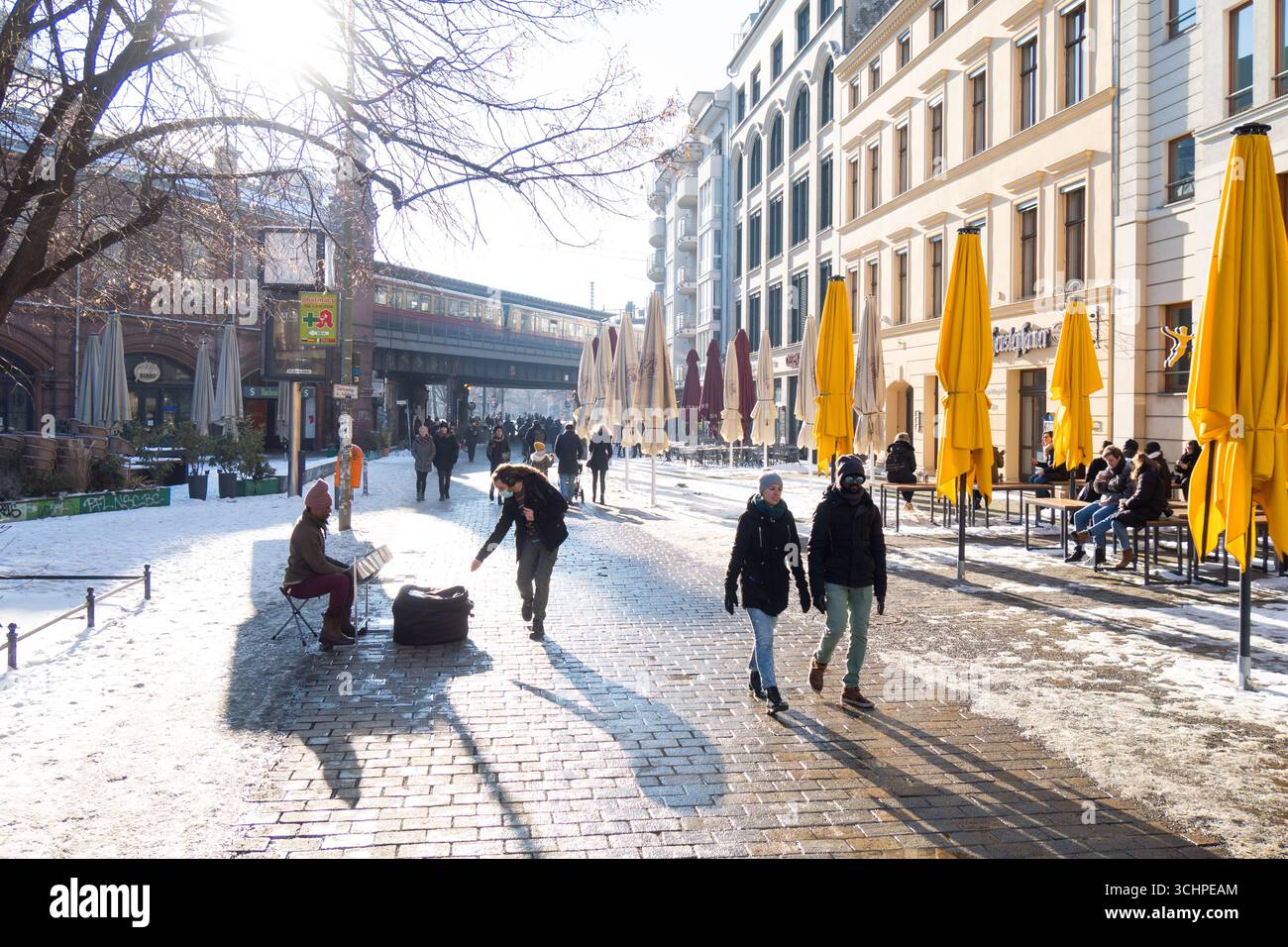 BERLINO - 14 febbraio: La neve ha coperto le strade del quartiere di lusso Scheunenviertel di Berlino il 14 febbraio. Foto Stock