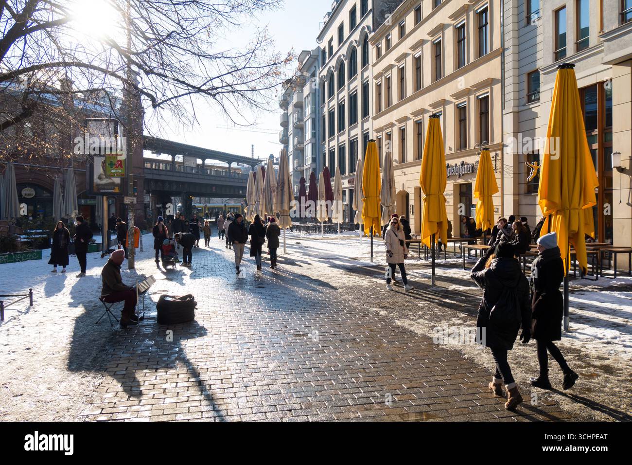BERLINO - 14 febbraio: La neve ha coperto le strade del quartiere di lusso Scheunenviertel di Berlino il 14 febbraio. Foto Stock