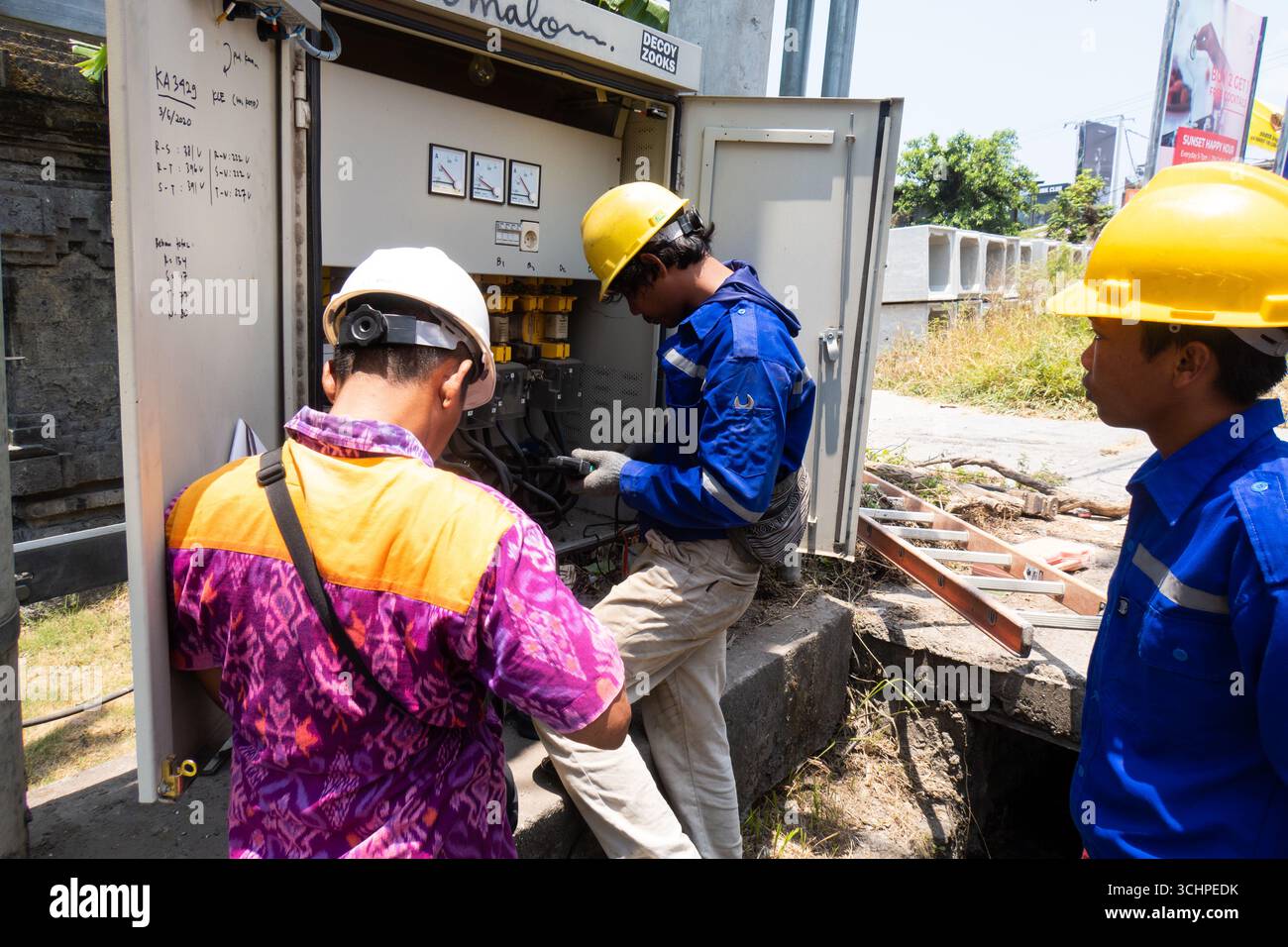 CANGGU, BALI - 24 ottobre: I lavoratori elettrici installano un nuovo trasformatore di sottostazione a Canggu, Bali, Indonesia il 24 ottobre. Foto Stock
