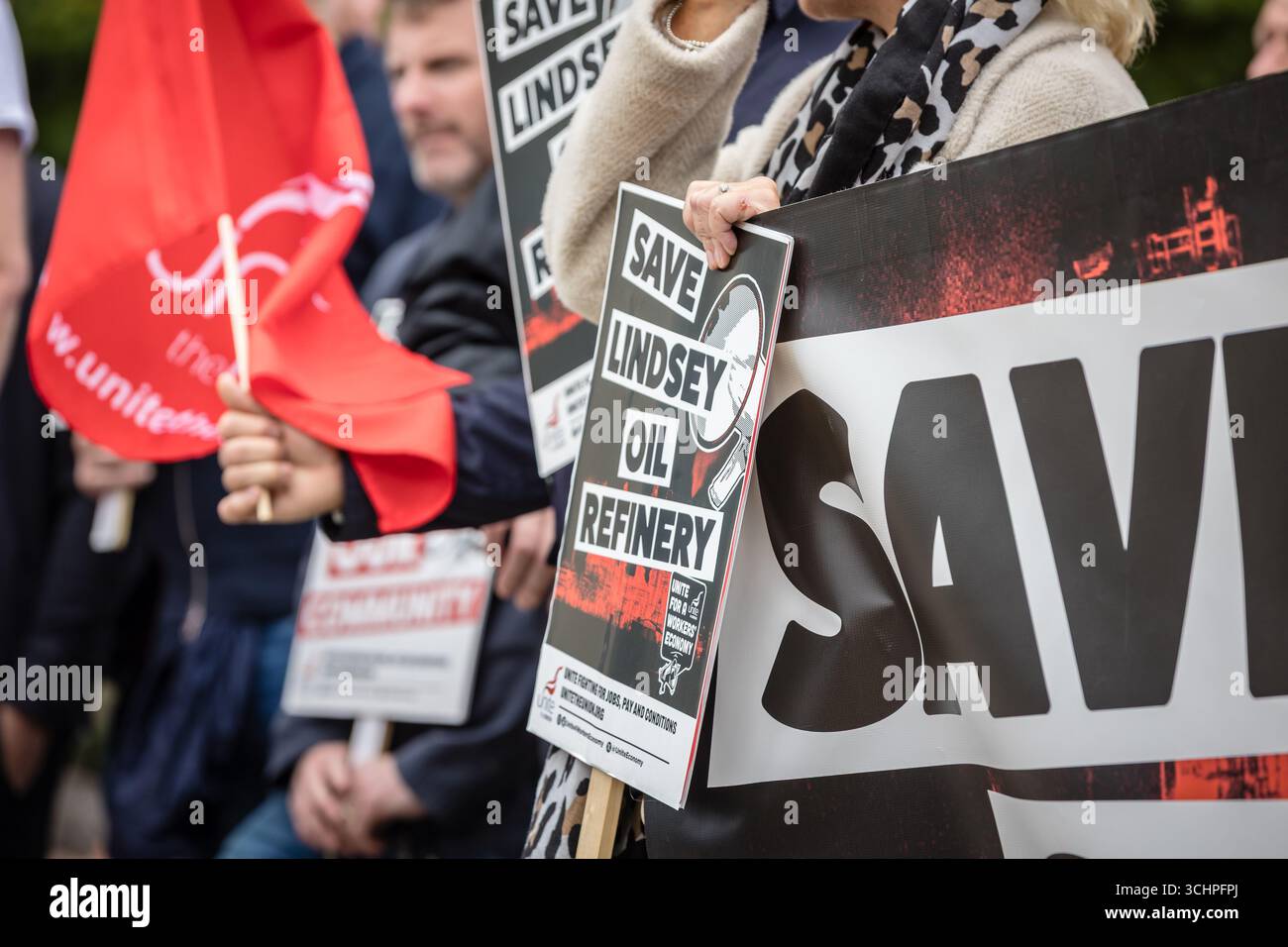 LONDRA, Regno Unito - 3 settembre 2025: I lavoratori delle raffinerie di petrolio di Lindsey si radunano fuori dal Parlamento, chiedendo un'azione urgente del governo per salvare la raffineria del North Lincolnshire dalla chiusura e proteggere centinaia di posti di lavoro. Organizzata da Unite the Union, la protesta ha evidenziato l’importanza della raffineria per l’economia regionale e la sicurezza energetica del Regno Unito. Il segretario generale Sharon Graham si è rivolto al raduno, chiedendo garanzie per il futuro dell’impianto e un piano per una transizione giusta per i lavoratori dell’energia. Crediti: Pete Speller/Alamy Live News Foto Stock