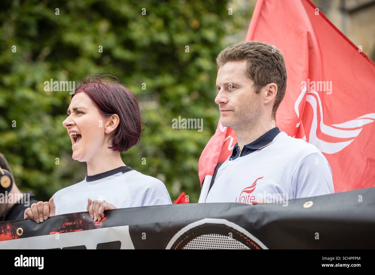 LONDRA, Regno Unito - 3 settembre 2025: I lavoratori delle raffinerie di petrolio di Lindsey si radunano fuori dal Parlamento, chiedendo un'azione urgente del governo per salvare la raffineria del North Lincolnshire dalla chiusura e proteggere centinaia di posti di lavoro. Organizzata da Unite the Union, la protesta ha evidenziato l’importanza della raffineria per l’economia regionale e la sicurezza energetica del Regno Unito. Il segretario generale Sharon Graham si è rivolto al raduno, chiedendo garanzie per il futuro dell’impianto e un piano per una transizione giusta per i lavoratori dell’energia. Crediti: Pete Speller/Alamy Live News Foto Stock