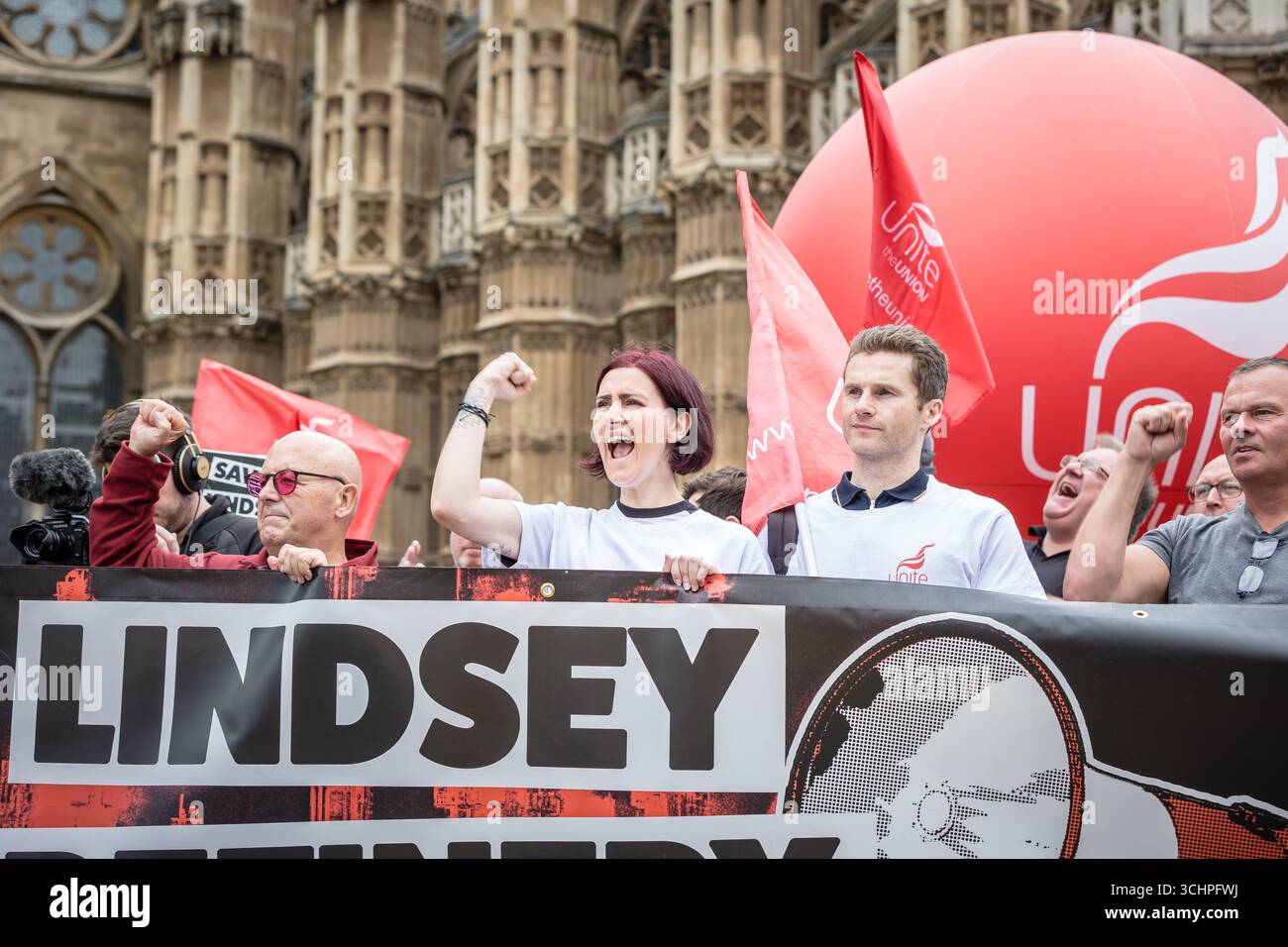 LONDRA, Regno Unito - 3 settembre 2025: I lavoratori delle raffinerie di petrolio di Lindsey si radunano fuori dal Parlamento, chiedendo un'azione urgente del governo per salvare la raffineria del North Lincolnshire dalla chiusura e proteggere centinaia di posti di lavoro. Organizzata da Unite the Union, la protesta ha evidenziato l’importanza della raffineria per l’economia regionale e la sicurezza energetica del Regno Unito. Il segretario generale Sharon Graham si è rivolto al raduno, chiedendo garanzie per il futuro dell’impianto e un piano per una transizione giusta per i lavoratori dell’energia. Crediti: Pete Speller/Alamy Live News Foto Stock