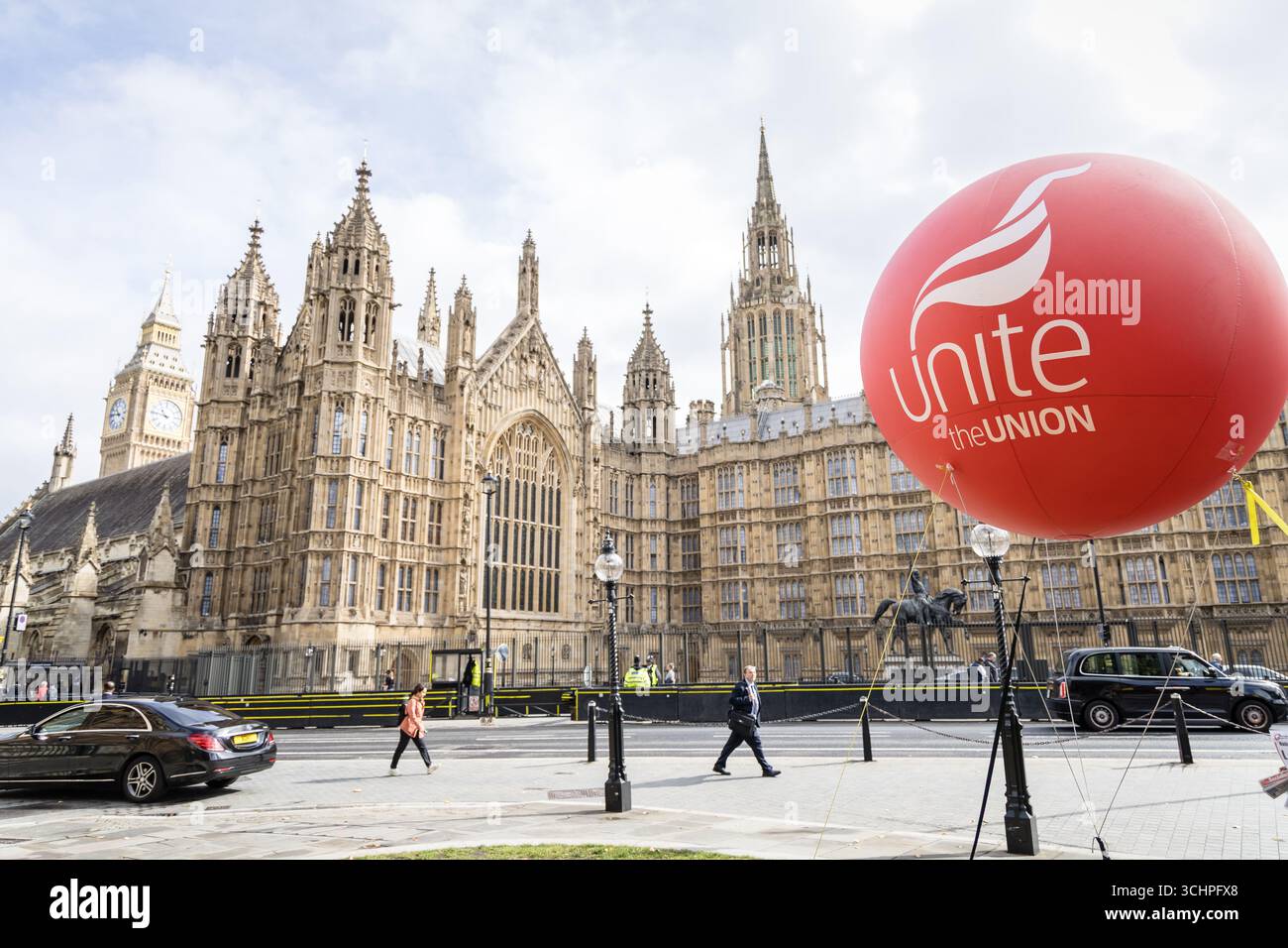 LONDRA, Regno Unito - 3 settembre 2025: I lavoratori delle raffinerie di petrolio di Lindsey si radunano fuori dal Parlamento, chiedendo un'azione urgente del governo per salvare la raffineria del North Lincolnshire dalla chiusura e proteggere centinaia di posti di lavoro. Organizzata da Unite the Union, la protesta ha evidenziato l’importanza della raffineria per l’economia regionale e la sicurezza energetica del Regno Unito. Il segretario generale Sharon Graham si è rivolto al raduno, chiedendo garanzie per il futuro dell’impianto e un piano per una transizione giusta per i lavoratori dell’energia. Crediti: Pete Speller/Alamy Live News Foto Stock