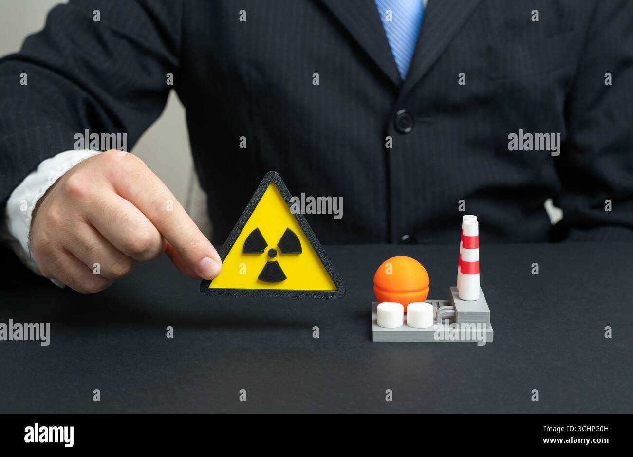 Pericolo di radiazioni in un'impresa industriale. Energia nucleare, industria nucleare. Rischi per la sicurezza, rifiuti radioattivi, pericoli ambientali, centrali elettriche, io Foto Stock