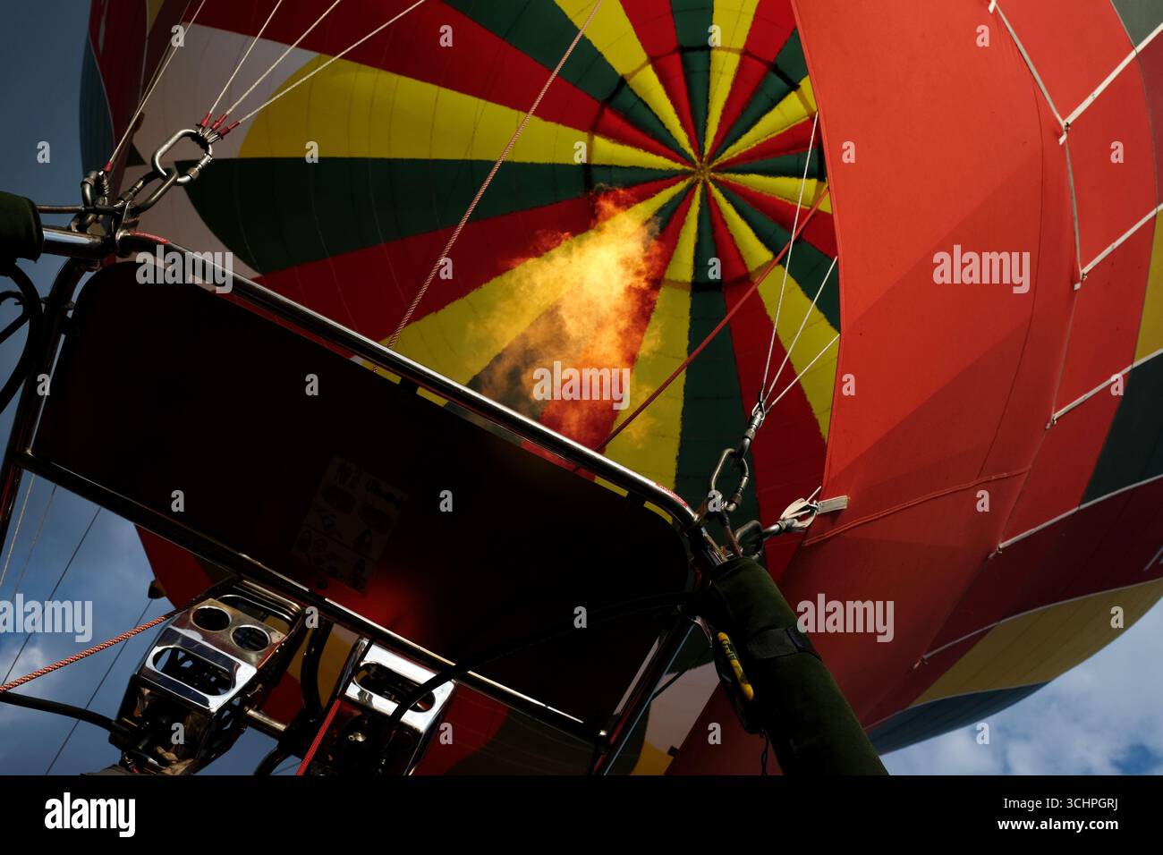 Bruciatore di pallone ad aria calda, fiamma a gas che brucia nella busta, aerostatico volante, Touraine, Francia Foto Stock