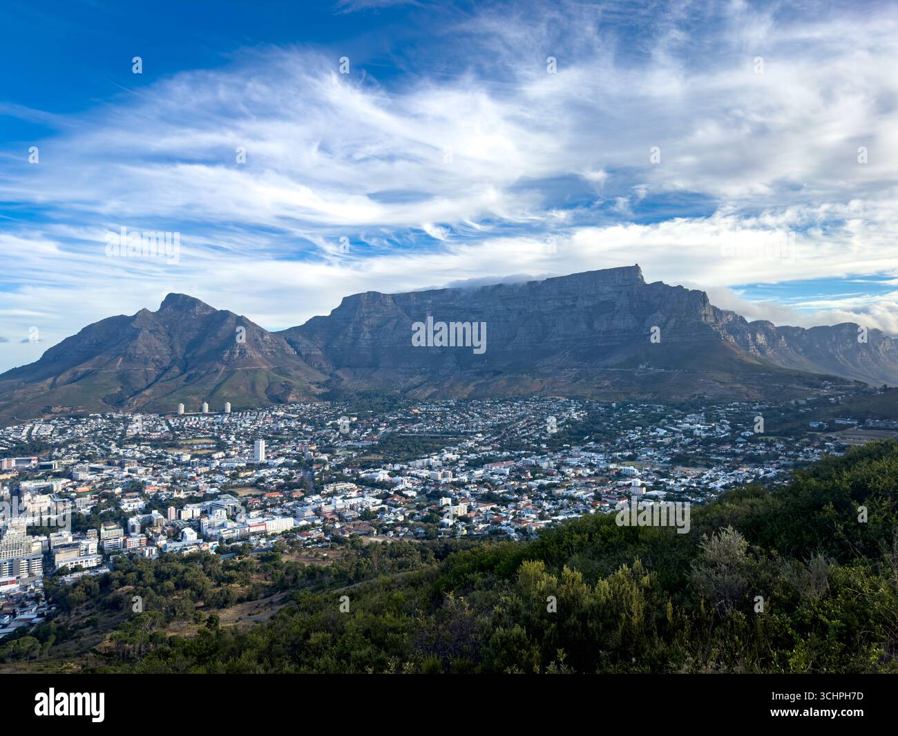 Una vista panoramica di città del Capo, Sud Africa, con il suo vasto paesaggio urbano ai piedi dell'iconica Table Mountain. - Immagine stock catturata con smartphone