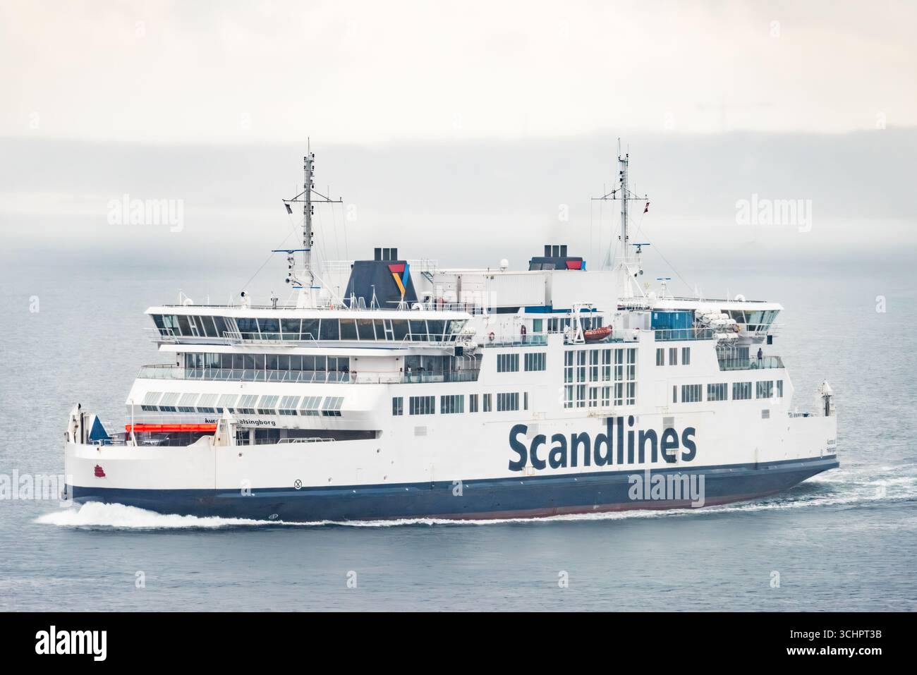 Scandlines Aurora Ferry Helsingborg Svezia // HELSINGBORG, Svezia — il traghetto Scandlines Aurora attraversa lo stretto di Øresund. Il traghetto collega Helsingborg, Svezia, con Elsinore, Danimarca, fornendo un collegamento vitale tra i due paesi. Scandlines è un importante operatore di servizi di traghetto nell'Europa settentrionale, specializzato in rotte attraverso il Mar Baltico e l'Øresund. L'Aurora è una delle numerose navi della flotta Scandlines, progettata per trasportare passeggeri, automobili e merci. Questo percorso è una parte fondamentale delle infrastrutture regionali, facilitando il commercio e il turismo Foto Stock