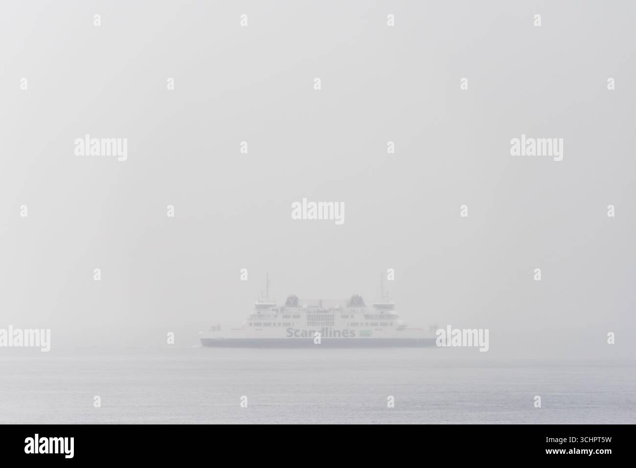 Scandlines Ferry a Øresund vicino a Helsingborg Svezia // HELSINGBORG, Svezia — Un traghetto Scandlines naviga attraverso lo stretto di Øresund vicino a Helsingborg, Svezia. Scandlines è un'importante compagnia di traghetti europea che opera rotte che collegano Danimarca e Germania, nonché Svezia e Danimarca. Il Øresund è uno stretto che fa parte del confine tra Danimarca e Svezia, collegando il Mar Baltico allo stretto di Kattegat. Helsingborg è una città nella provincia di Skåne, nel sud della Svezia, nota per il suo significato storico e il suo ruolo di porto principale. Il servizio di traghetto attraverso il Øresund è a Foto Stock