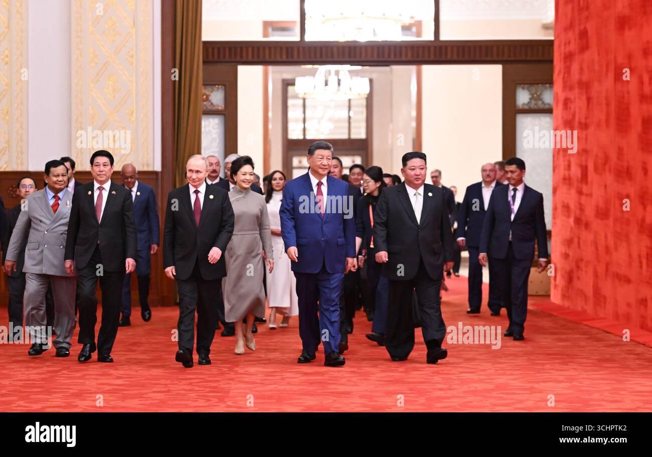 Pechino, Cina. 3 settembre 2025. Il presidente cinese Xi Jinping e sua moglie Peng Liyuan entrano nella sala banchetti insieme ai leader stranieri e ai loro coniugi, partecipando a un ricevimento commemorativo del 80° anniversario della vittoria nella guerra popolare cinese di resistenza contro l'aggressione giapponese e la guerra antifascista mondiale nella grande sala del popolo a Pechino, capitale della Cina, 3 settembre 2025. Foto Stock