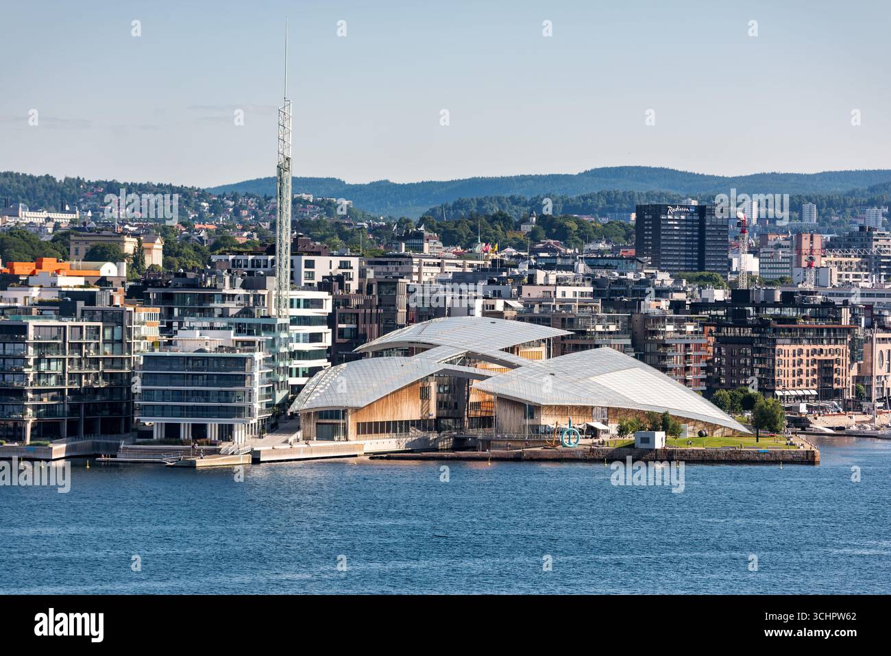 Astrup Fearnley Museum of Modern Art Oslo Norway // OSLO, Norway — il Museo di Arte moderna Astrup Fearnley, un'importante istituzione culturale, si trova sul lungomare di Oslo. Progettato dall'architetto italiano Renzo piano, il museo presenta caratteristici padiglioni con tetto in vetro che ospitano le sue collezioni d'arte contemporanea. L'impressionante architettura e la posizione dell'edificio sulla penisola di Tjuvholmen lo rendono un punto di riferimento significativo nell'area portuale rinnovata della città. Il museo espone una vasta gamma di arte moderna e contemporanea internazionale e norvegese. È stata fondata nel 1993 e ha trasferito t Foto Stock