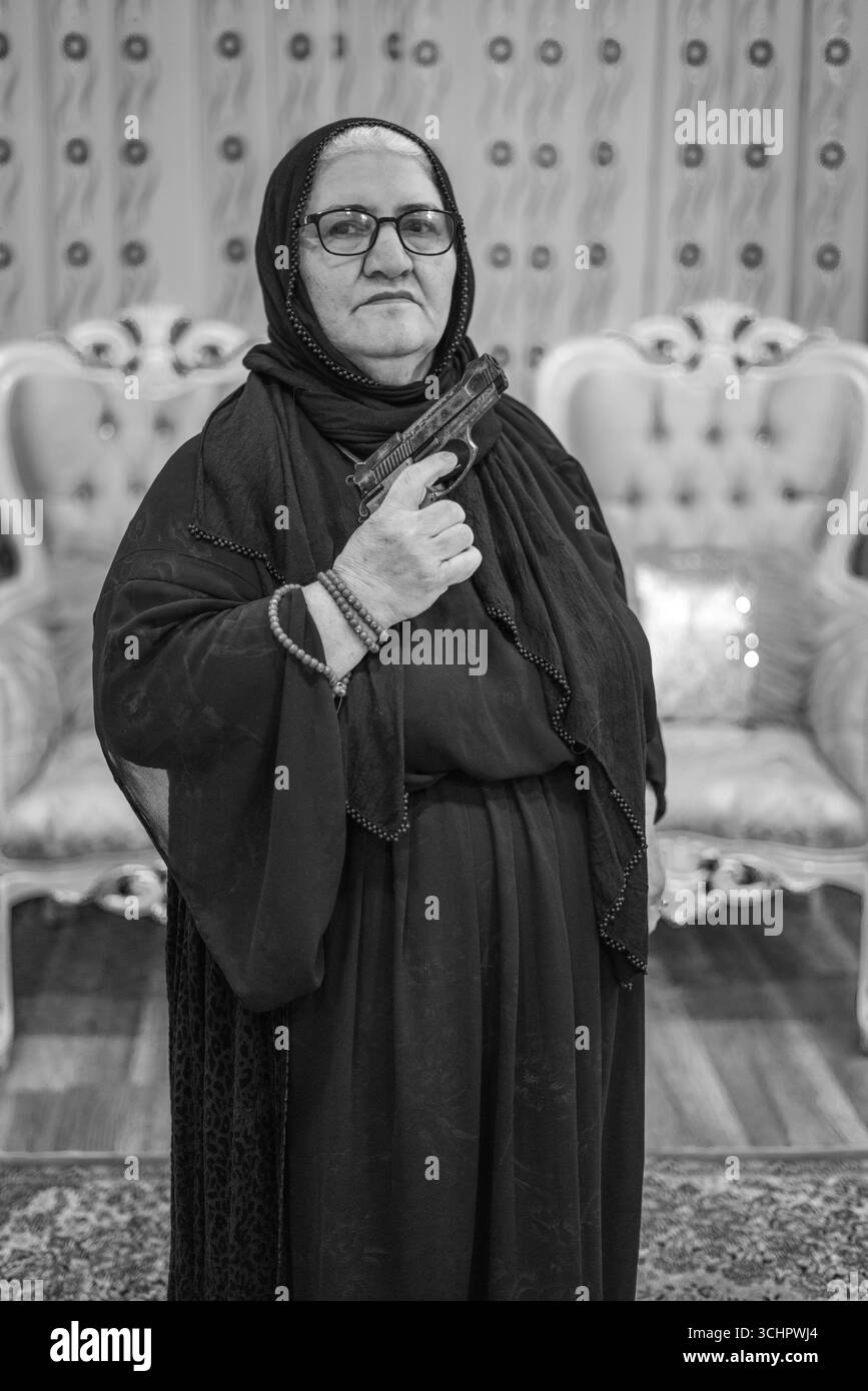 Le donne curde simboleggiano coraggio e resistenza, vitali nelle lotte politiche e civili. In Kurdistan, le case spesso tengono pistole, riflettendo la cultura, strug Foto Stock