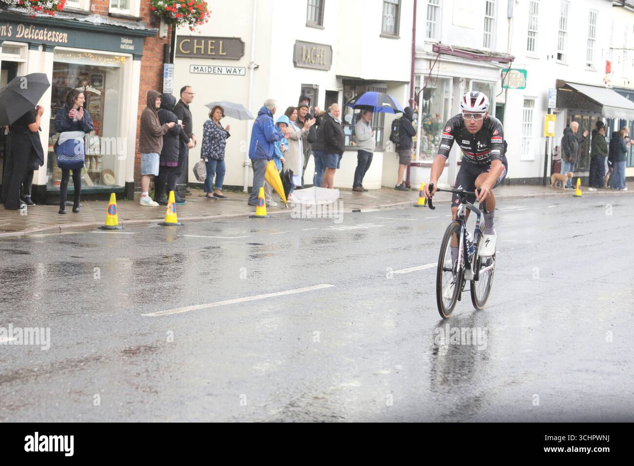 Hadleigh, Regno Unito. 3 settembre 2025. La seconda tappa del Lloyds Tour of Britain Men inizia e termina a Stowmarket. Il percorso porta i cavalieri attraverso la campagna e le città del mercato del Suffolk. Ethan Hayter del team Soudal Quick-Step pedala lungo Hadleigh High Street durante una forte doccia a pioggia. Credito: Vista orientale/Alamy Live News Foto Stock