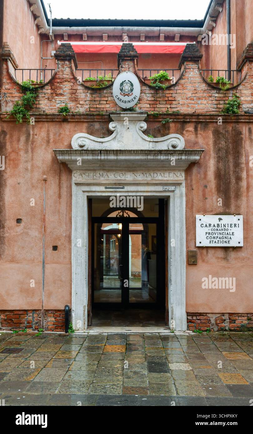 Portale d'ingresso alla sede del comando Provinciale dei Carabinieri, situata in piazza campo San Zaccaria, Venezia, Veneto, Italia Foto Stock