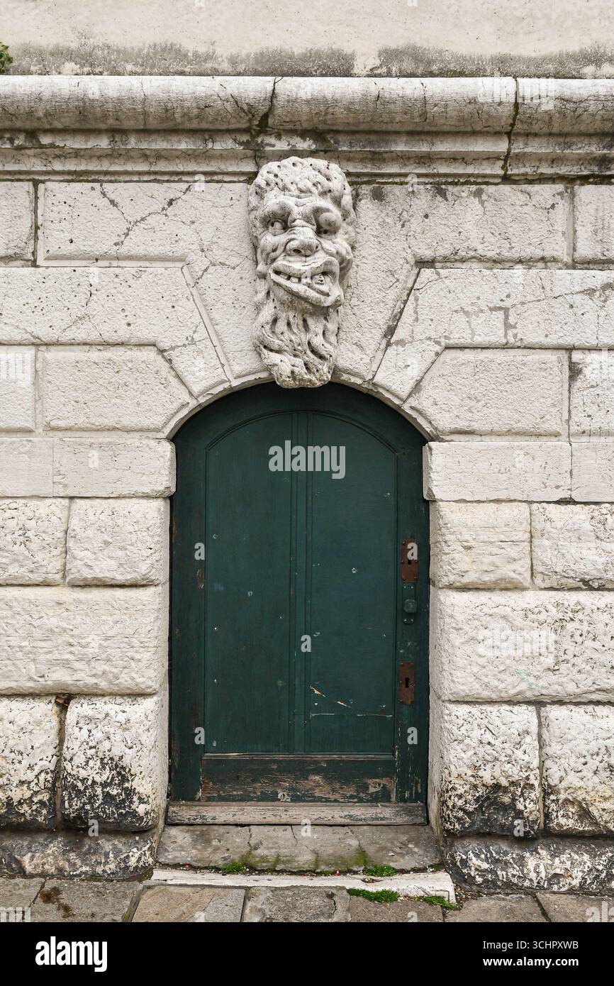 Porta d'ingresso del campanile della chiesa di Santa Maria Formosa (1492), ornata da una grottesca o mostruosa scultura in pietra, Venezia, Veneto, Italia Foto Stock