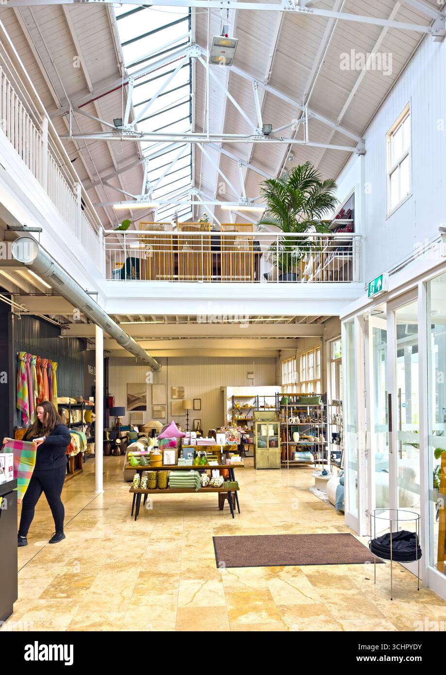 Foxford Woolen Mills, fondato più di 100 anni fa a Foxford, Co Mayo, Irlanda, vendeva coperte, lanci e biancheria da letto di lusso - Immagine stock catturata con smartphone