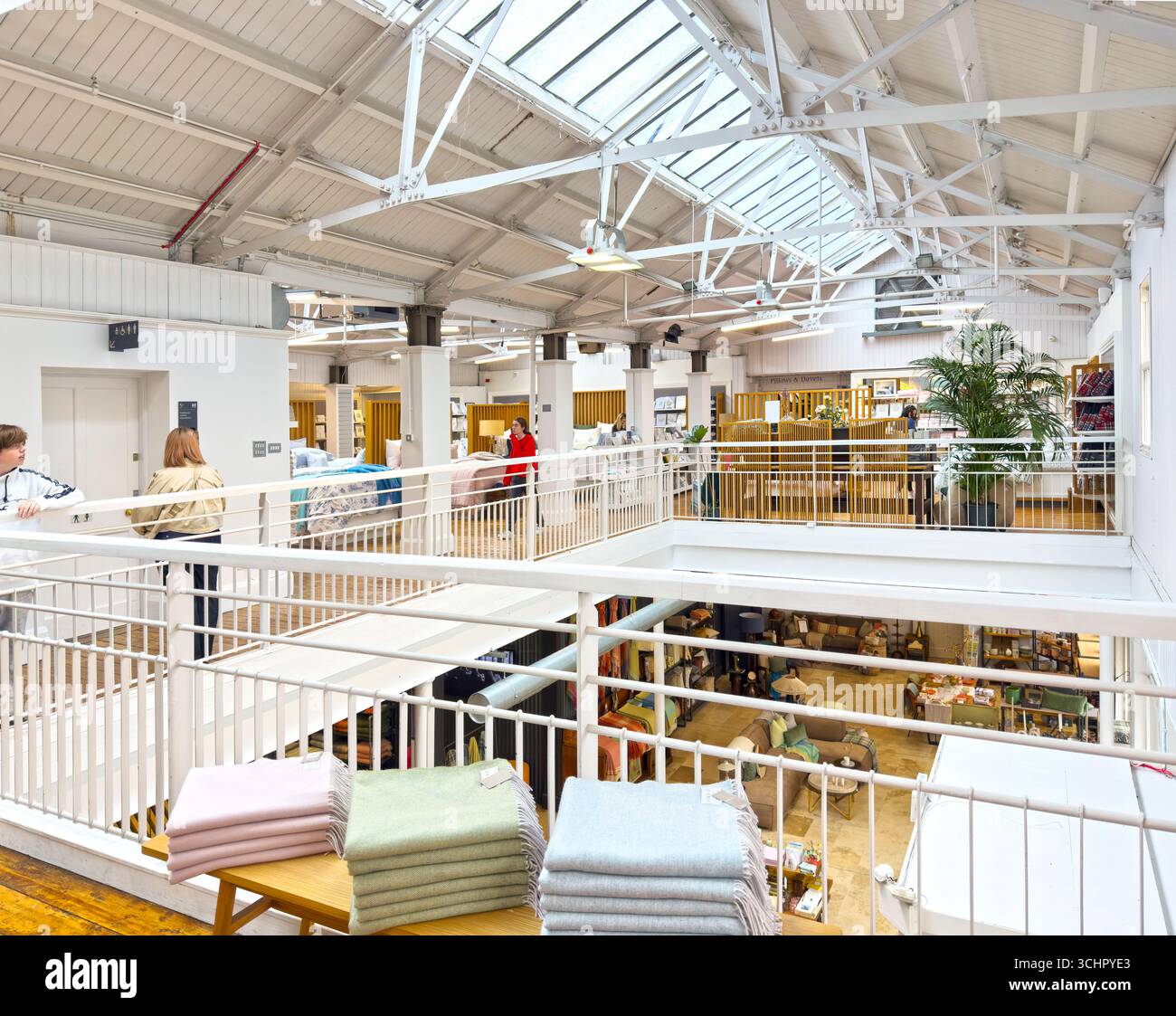 Foxford Woolen Mills, fondato più di 100 anni fa a Foxford, Co Mayo, Irlanda, vendeva coperte, lanci e biancheria da letto di lusso - Immagine stock catturata con smartphone