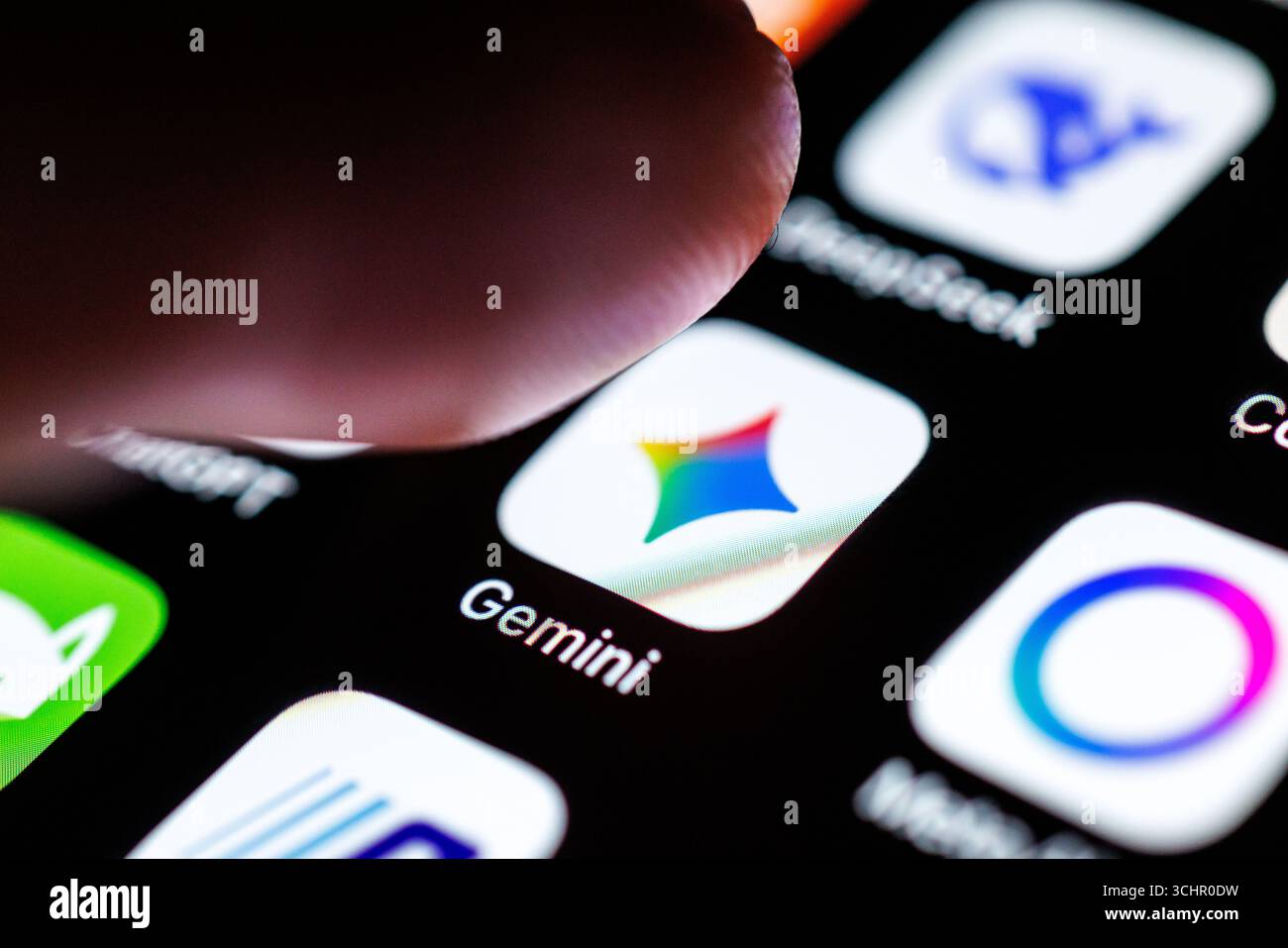 2 settembre 2025, bassa Sassonia, Norden: Il logo dell'app Gemini può essere visto sul display di uno smartphone il 2 settembre 2025, mentre un indice si avvicina all'icona dell'applicazione. Gemini è un modello di intelligenza artificiale multimodale di Google in grado di elaborare testo, codice, audio, immagini e video. Viene utilizzato come assistente intelligente nell'app mobile Gemini, in Google Chatbot Gemini (precedentemente Bard) e come componente aggiuntivo per Google Workspace (intelligenza artificiale, chatbot, modello di linguaggio grande, LLM, immagine simbolo, foto simbolo, illustrazione, foto simbolica, foto illustrativa, Foto Stock