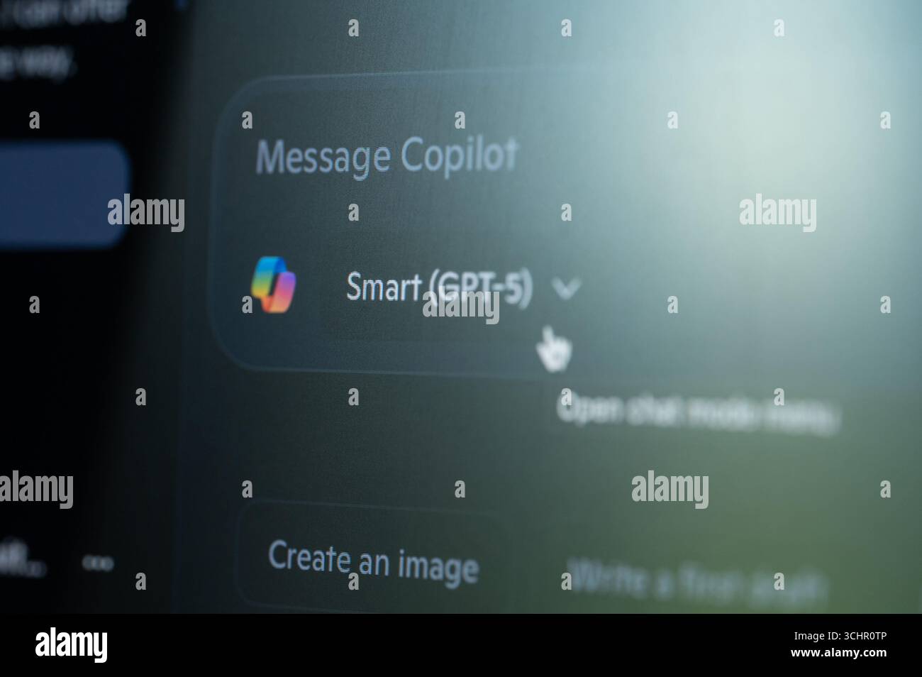 New York, USA - 22 agosto 2025: Finestra dei messaggi Microsoft copilot sulla vista ravvicinata della macro di sfondo del computer Foto Stock