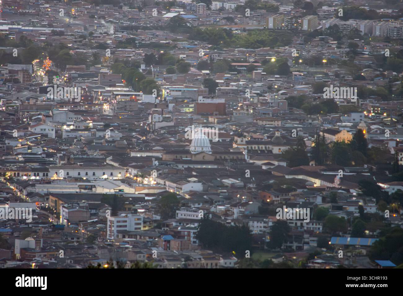 Una splendida vista aerea di Popayán, Cauca, Colombia, che mostra le strutture urbane e l'iconica cupola di un edificio durante il tramonto. Foto Stock