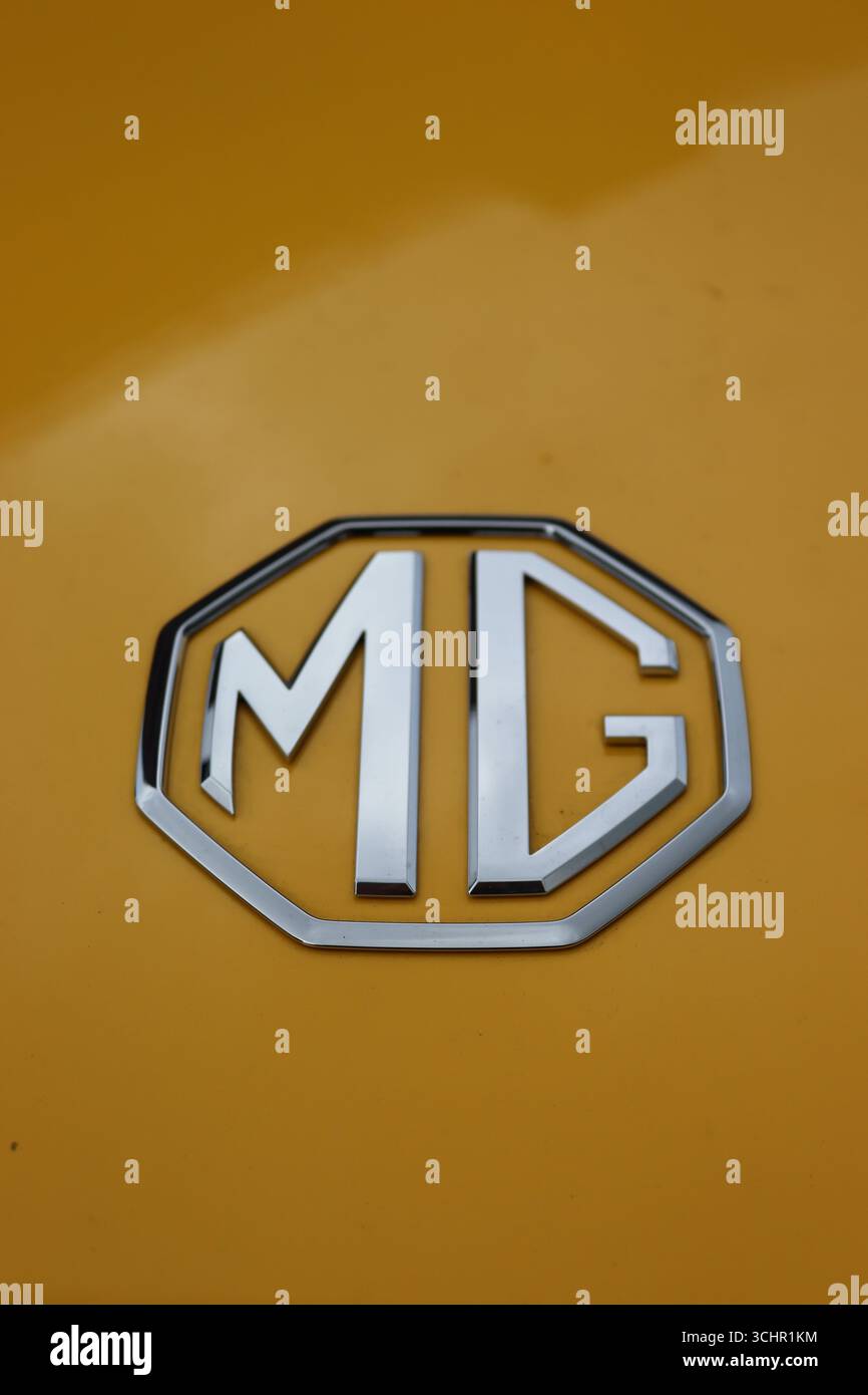 Un logo MG cromato apposto sulla nuova vettura sportiva elettrica Cyberster. Il design del logo risale al 1924, le lettere stavano per le officine Morris. Foto Stock