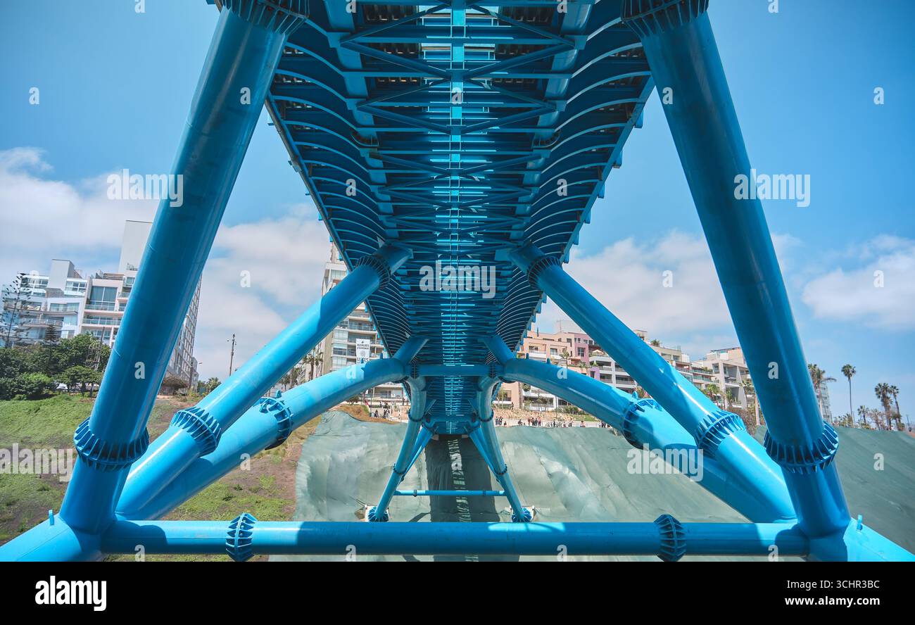 Lima perù agosto 30 2025: Vista ad angolo basso dell'impressionante cornice metallica blu di un ponte pedonale a miraflores, la paz, bolivia Foto Stock