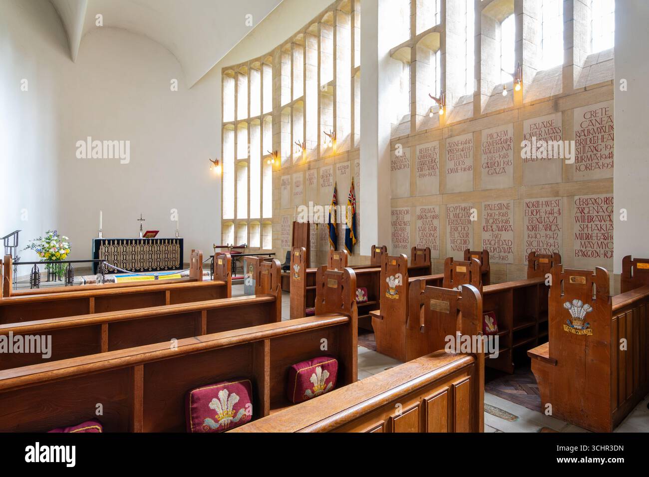 Vista interna della Cattedrale di Llandaff della Cappella del reggimento gallese, Llandaff vicino a Cardiff, Galles del Sud, Regno Unito Foto Stock