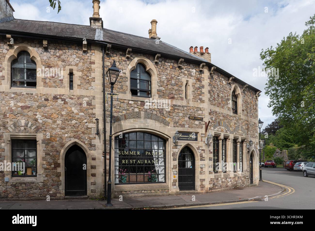 Summer Palace Restaurant, edificio storico in pietra all'angolo tra High Street e Cathedral Green a Llandaff, Cardiff, Galles del Sud, Regno Unito Foto Stock