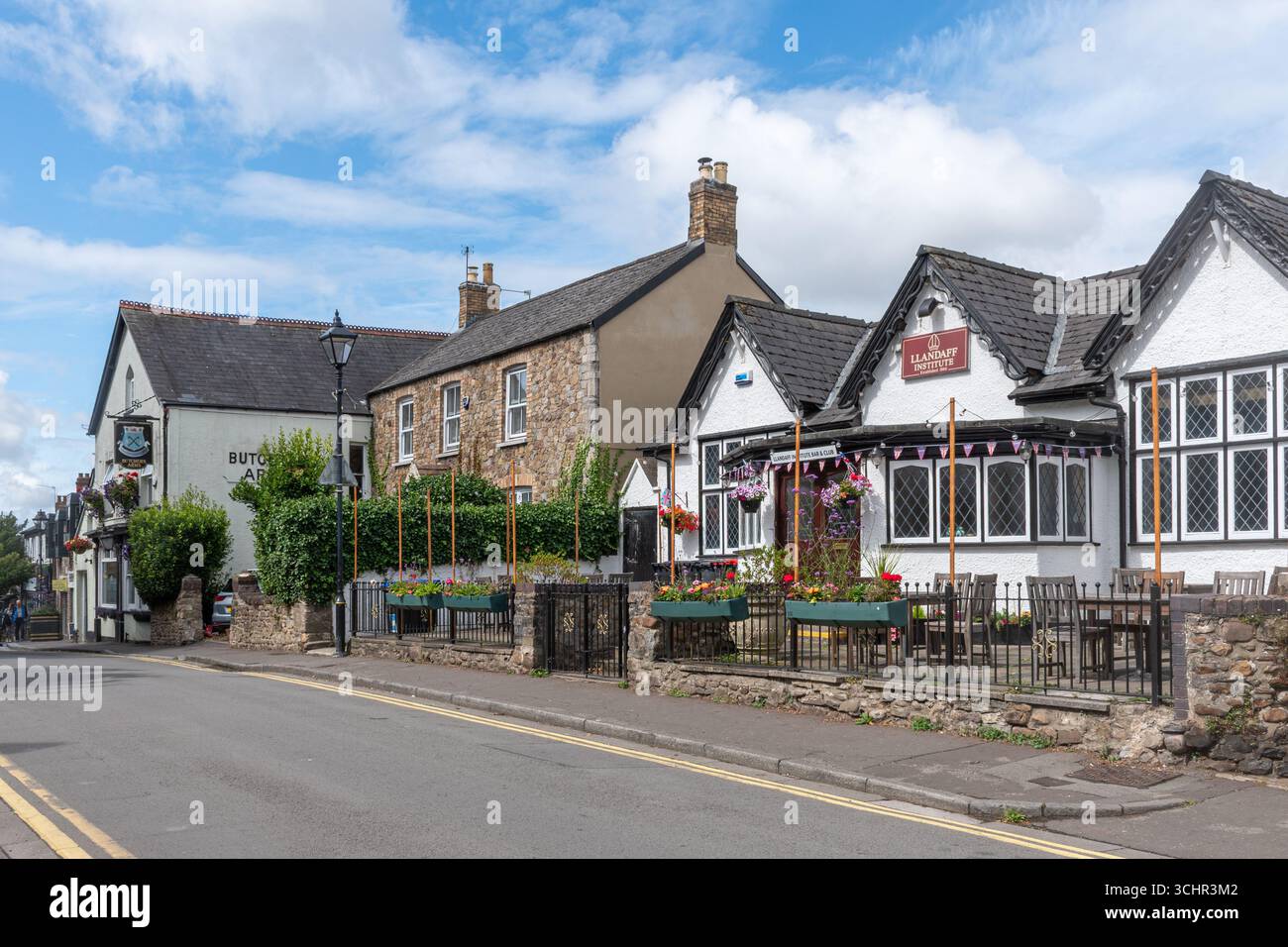 Vista della strada principale del villaggio di Llandaff, con il Llandaff Institute e il pub Butchers Arms, Galles del Sud, Regno Unito Foto Stock