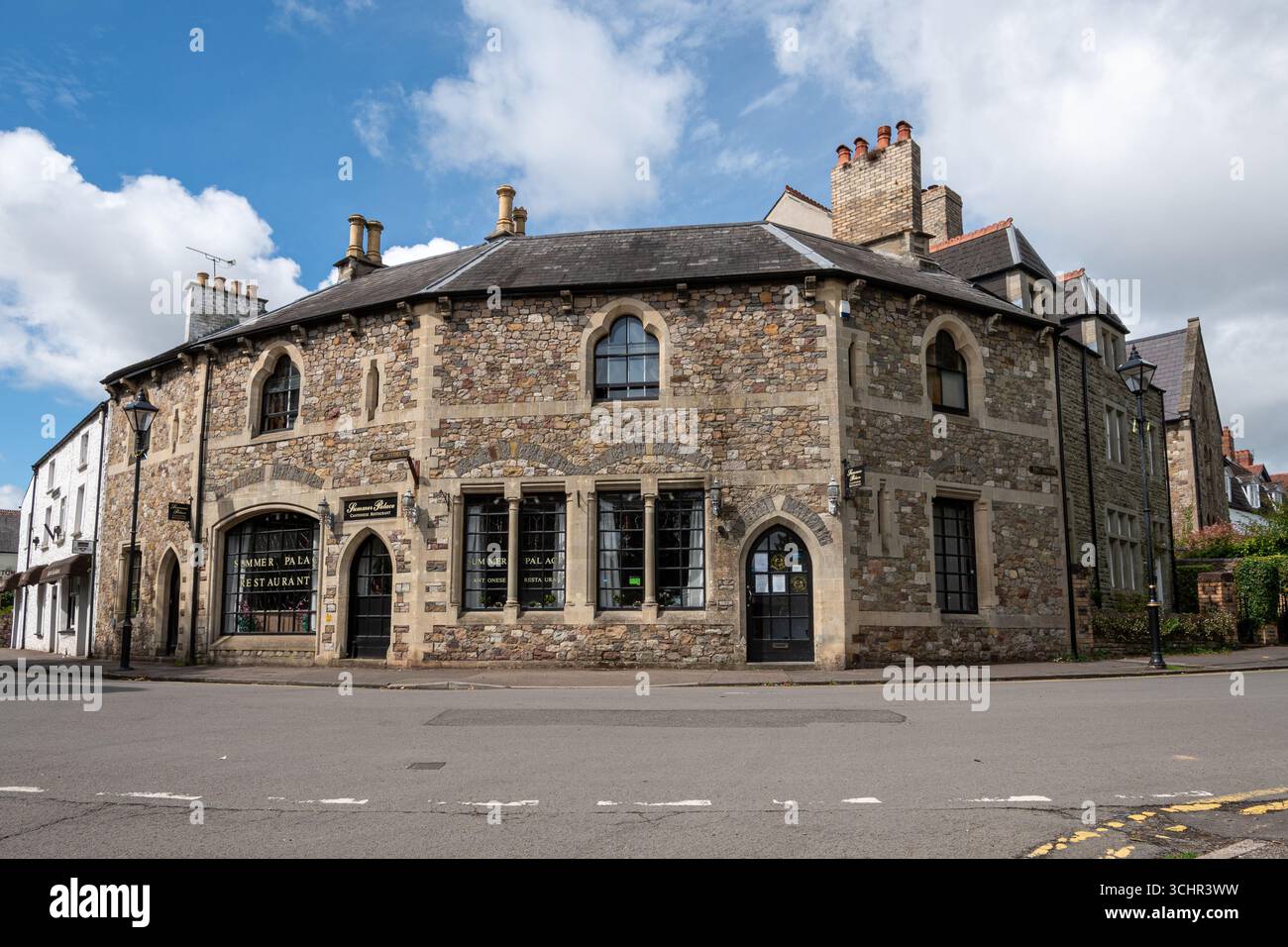 Summer Palace Restaurant, edificio storico in pietra all'angolo tra High Street e Cathedral Green a Llandaff, Cardiff, Galles del Sud, Regno Unito Foto Stock