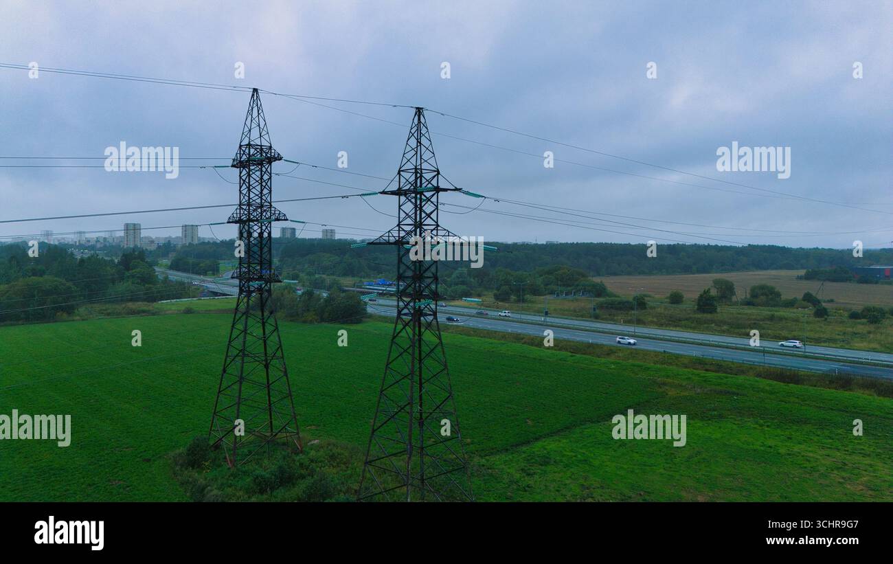Linee di alimentazione ad alta tensione sull'autostrada - Vista del drone aereo Foto Stock