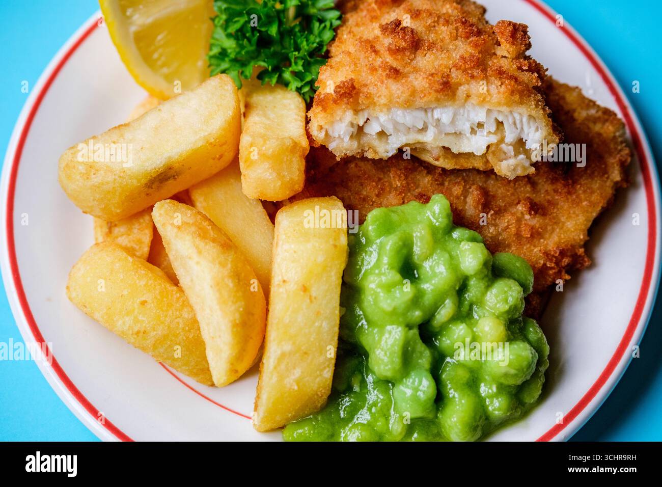 London UK, 3 settembre 2025, British Favoourite Fish and Chips with Mushy Peas and No People Foto Stock