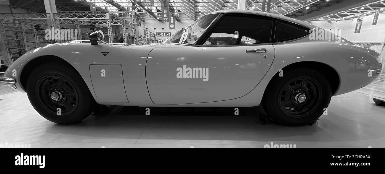 Vista laterale monocromatica di una classica auto sportiva Toyota 2000GT, che mostra il suo design elegante e senza tempo degli anni '1960 Foto Stock