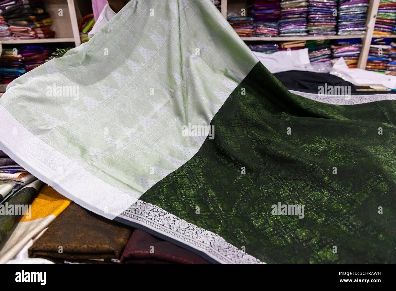 i tradizionali sari di seta banarasi presentano dettagli di design sotto l'illuminazione interna Foto Stock