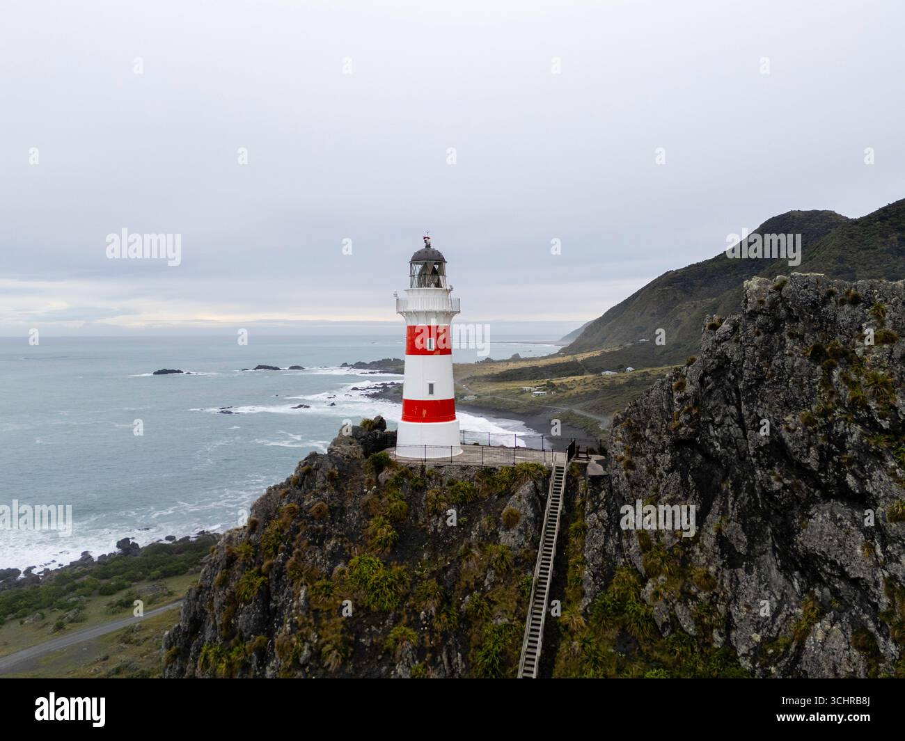 Fotografia aerea di Cape Palliser Lighthose in un giorno coperto, Cape Palliser, Wellington, nuova Zelanda. Foto Stock