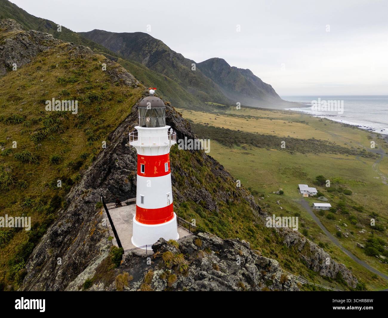 Fotografia aerea di Cape Palliser Lighthose in un giorno coperto, Cape Palliser, Wellington, nuova Zelanda. Foto Stock